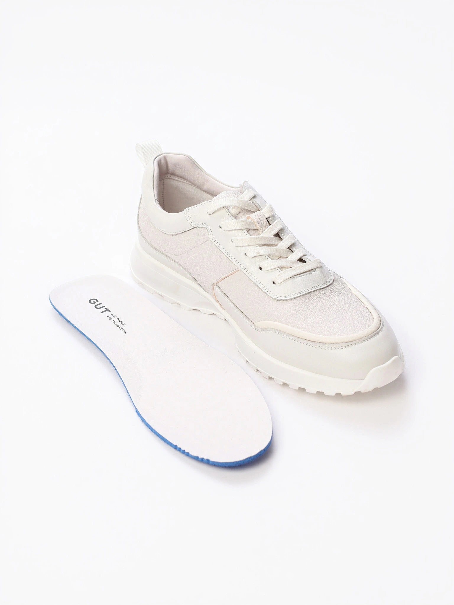 Кроссовки белого цвета на средней подошве